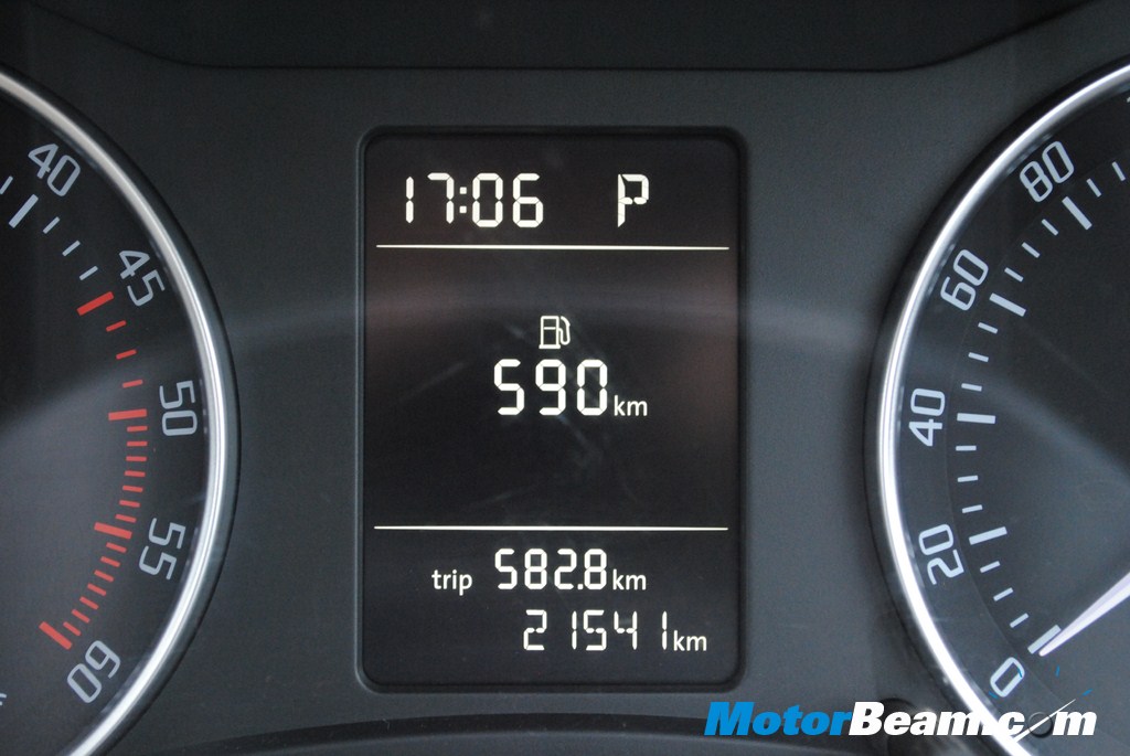 Skoda_Laura_DSG_AT_Test_Drive_Review (19) Skoda Laura AT - MID