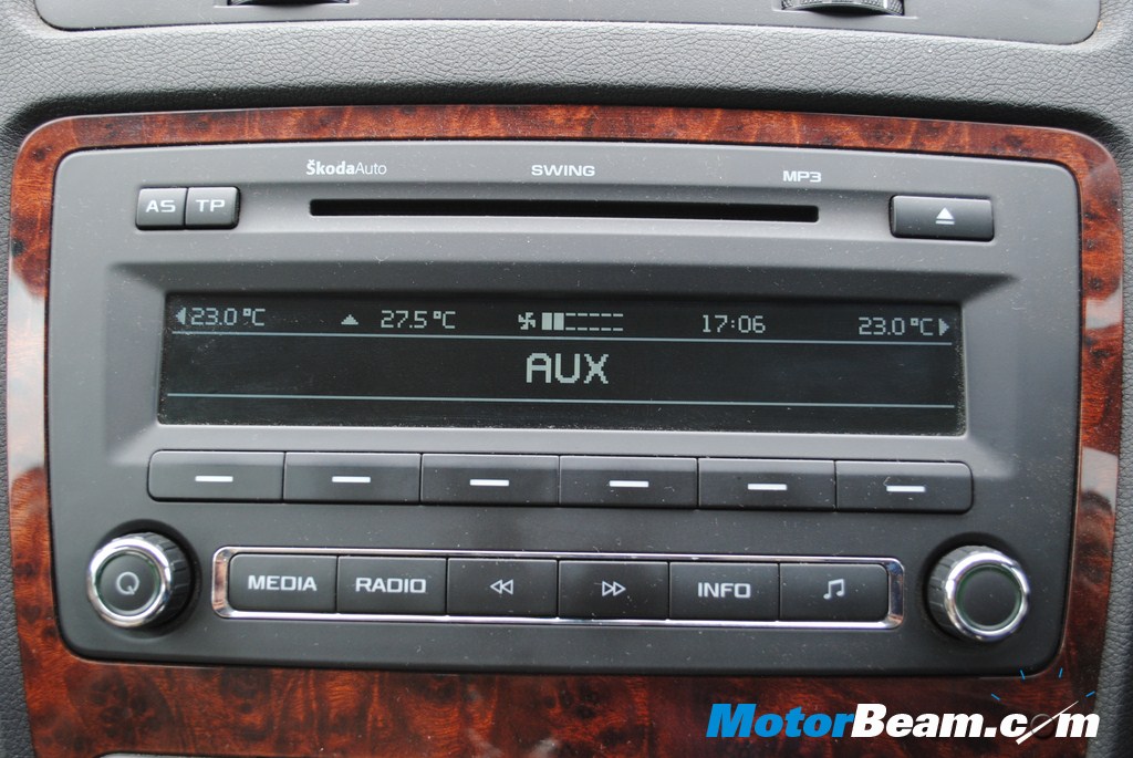Skoda_Laura_DSG_AT_Test_Drive_Review (20) Skoda Laura AT - Audio System