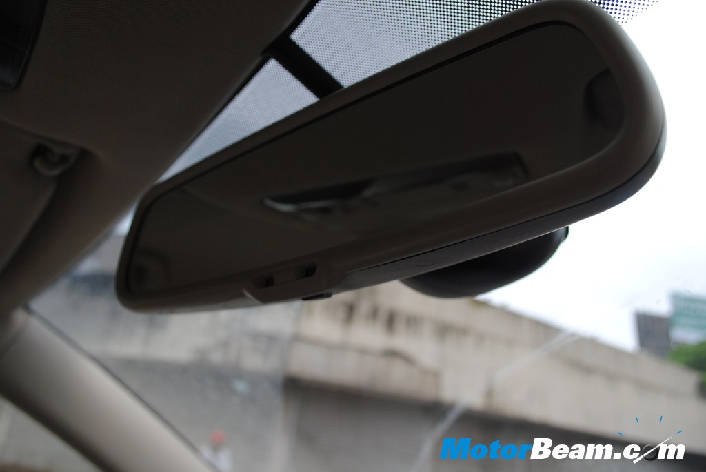 Skoda_Laura_DSG_AT_Test_Drive_Review (22) Skoda Laura - Dimming mirrors
