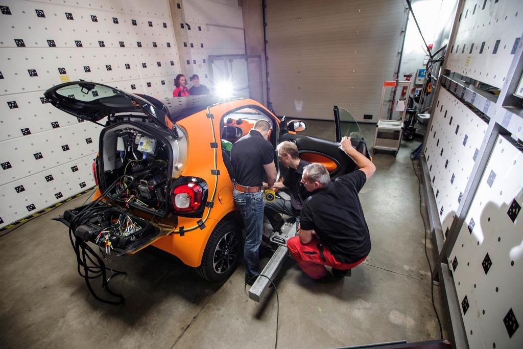Smart ForTwo Mercedes S-Class Crash Test Preparation