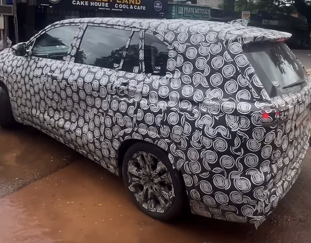 Toyota Innova HyCross Facelift Spotted