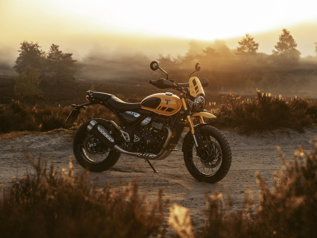 Triumph Scrambler 400 XC Yellow Front