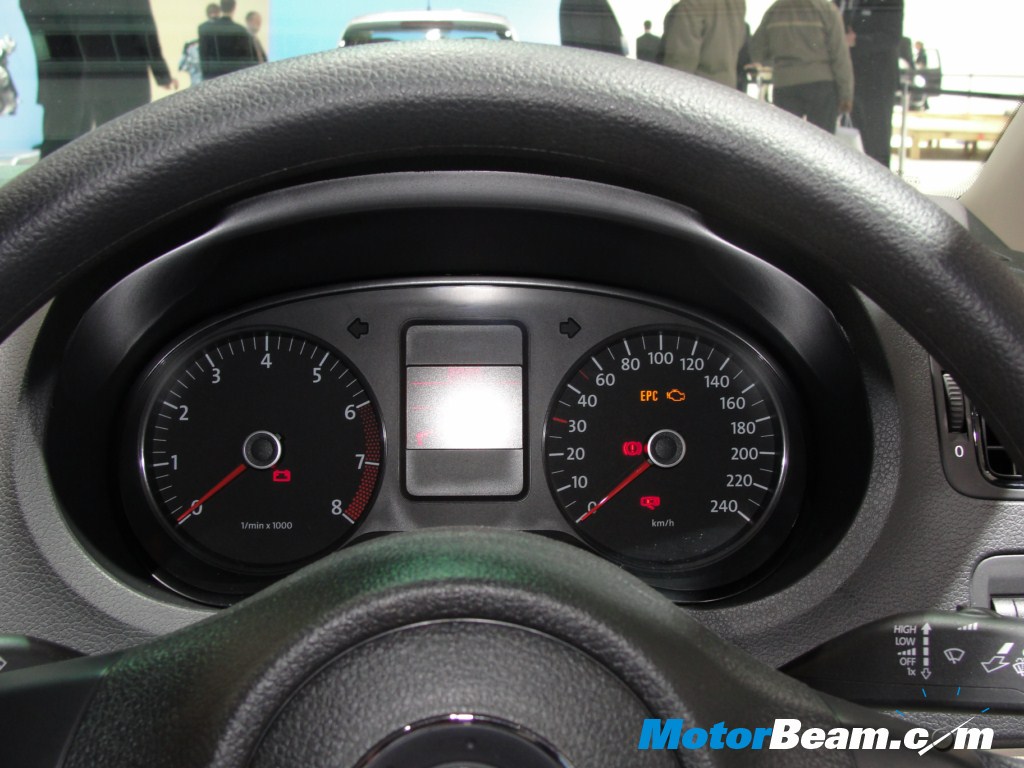 Volkswagen_Polo_Trendline_Instrument_Console