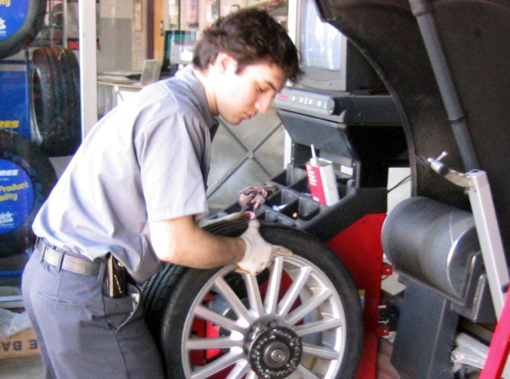 Wheel Balancing Machine