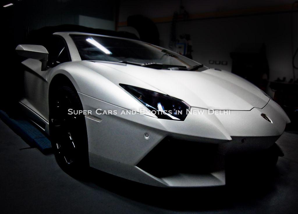White Lamborghini Aventador LP700-4 White Lamborghini Aventador LP700-4