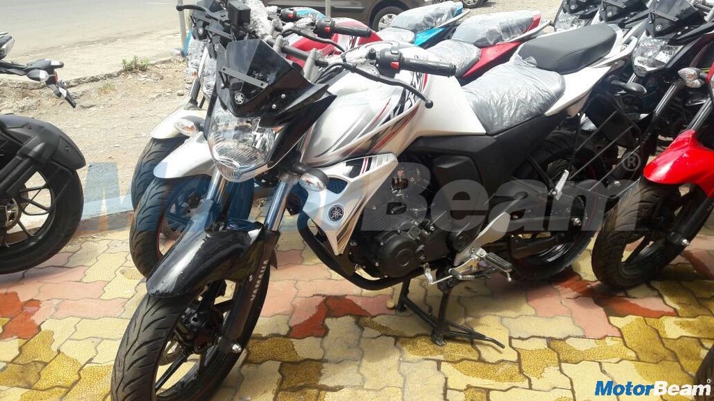 Yamaha FZ-S Opal White Side