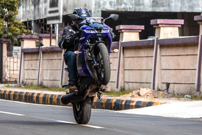 Yamaha R15 V3 Pros Cons Hindi
